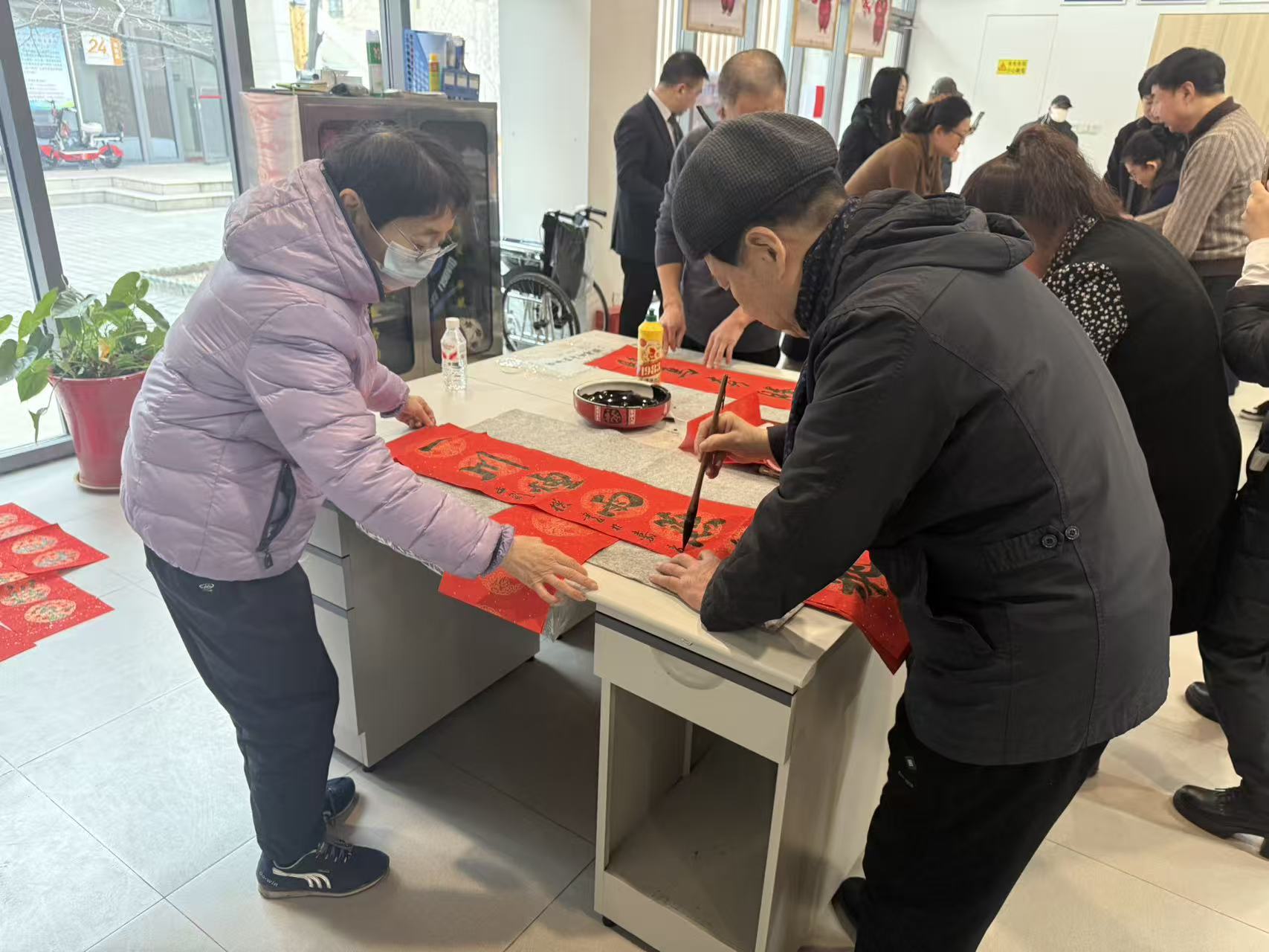 燕顺路街道嘉都和华苑社区：墨香凝福意 春联暖